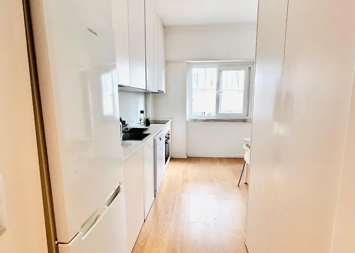 The Redondo House - No 4e1 - Comfortable Two-bedroom Апартаменти